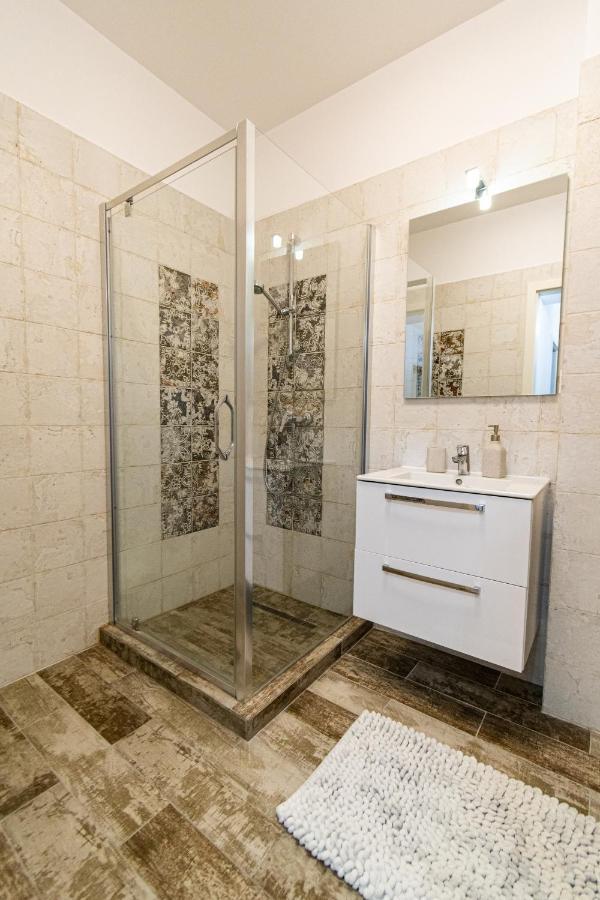 Lighthouse Central Apt With Unique Views Of The Fortress, Free Parking, 5 Min By Car From The Old Town Apartamento Braşov Exterior foto